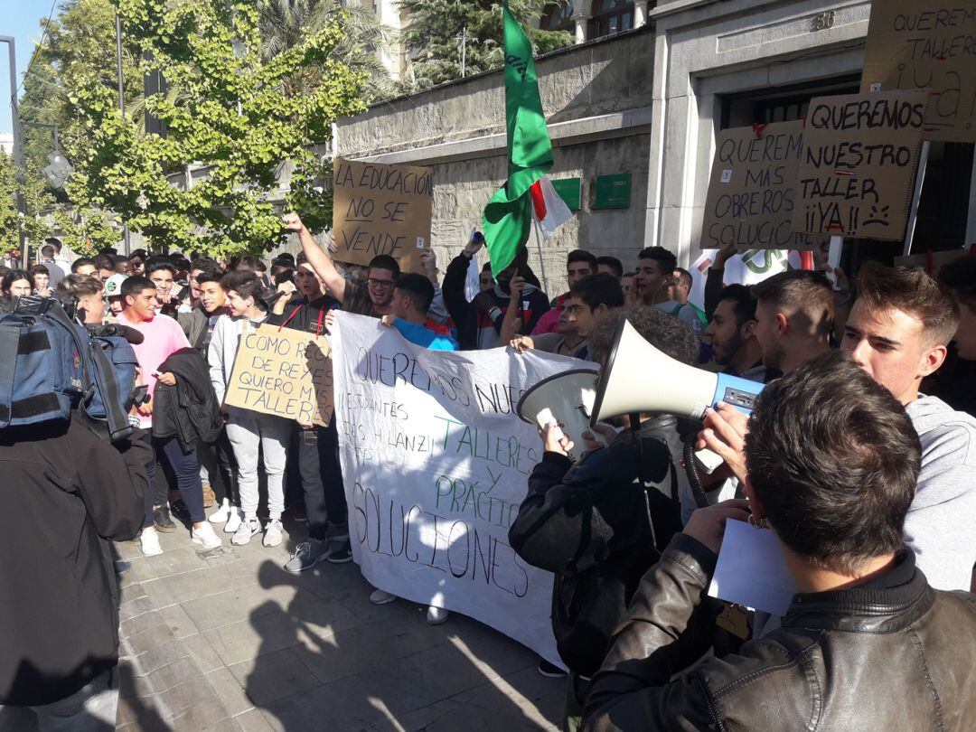 Concentracion de alumnos afectados del Hermenegildo Lanz