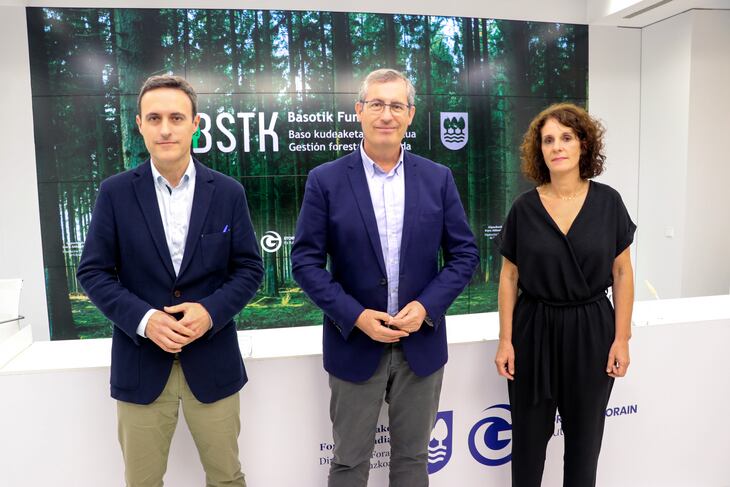 Jabier Larrañaga, titular del departamento de Promoción Económica, Turismo y Medio Rural; Markel Olano, diputado general y Arantxa Ariztimuño, directora de Montes y Medio Natural en la presentación de Basotik / Diputación Foral de Gipuzkoa