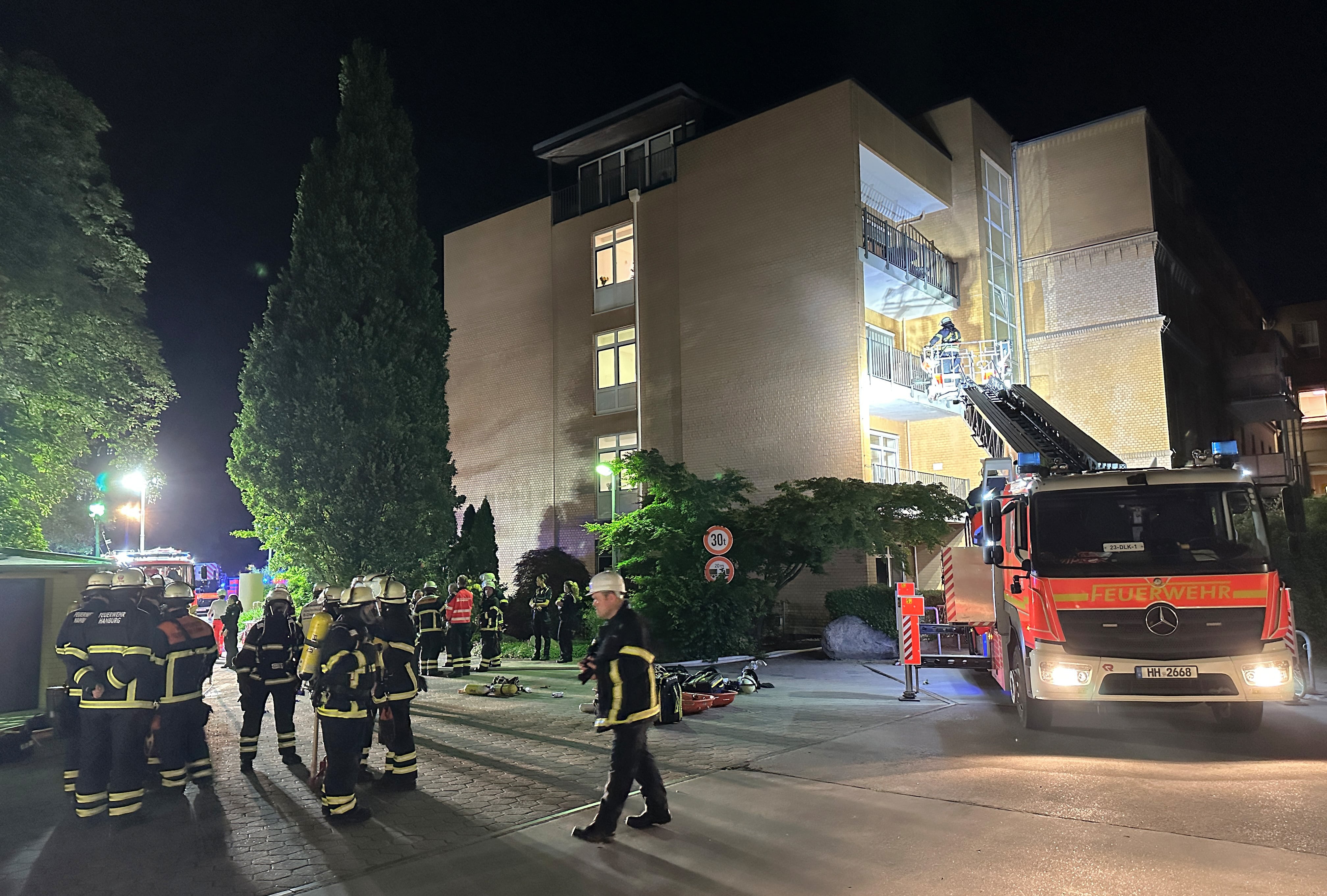 Los bomberos trabajan a las afueras del hospital de Marienkrankenhaus, en Hamburgo, donde este domingo se ha producido un incendio.