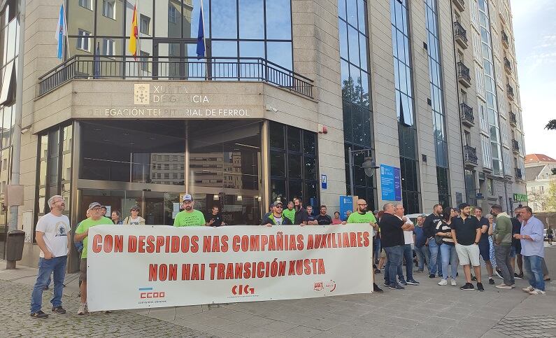 Los trabajadores se han concentrado ante el edificio de la Xunta en Ferrol