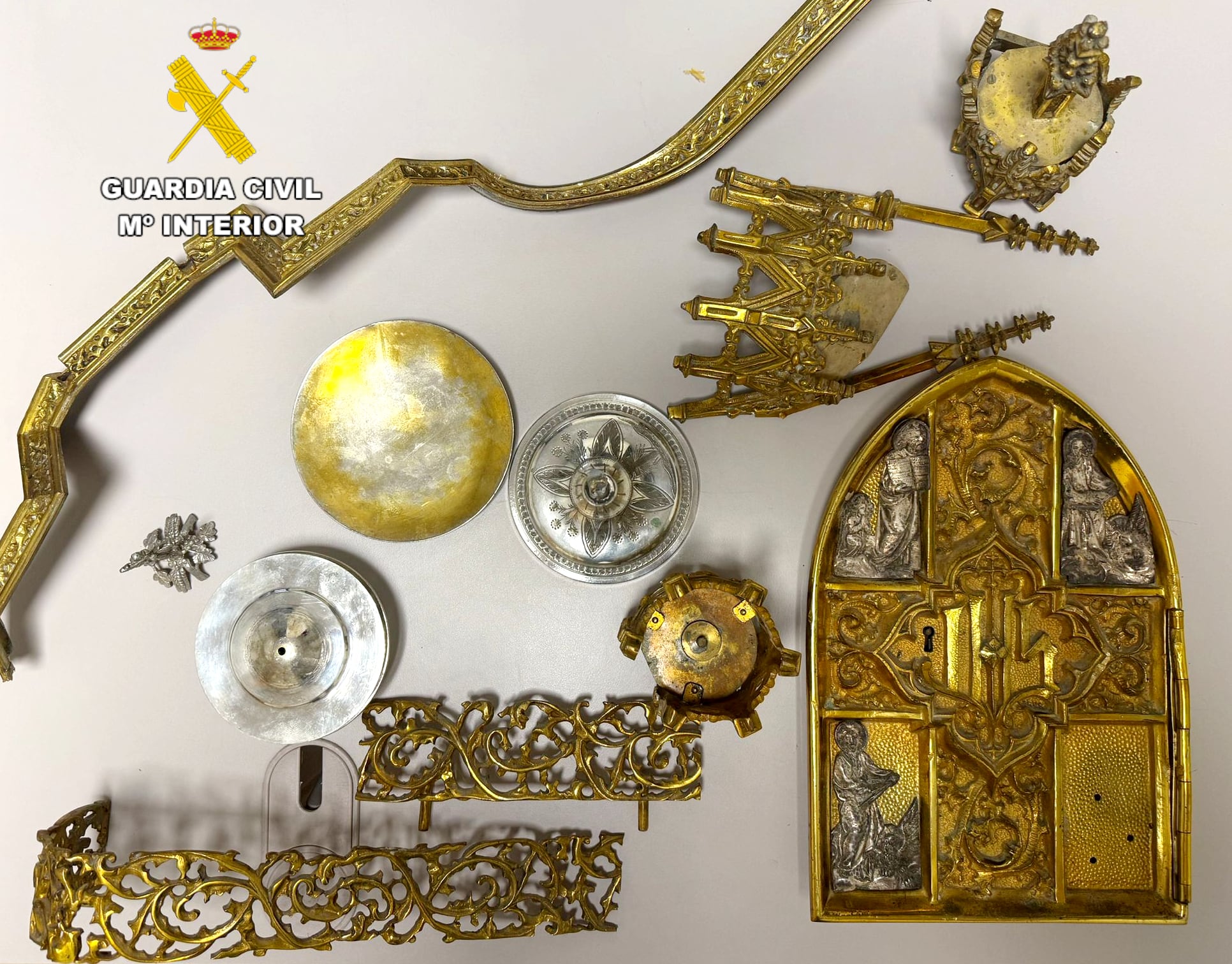 Objetos religiosos recuperados por la Guardia Civil