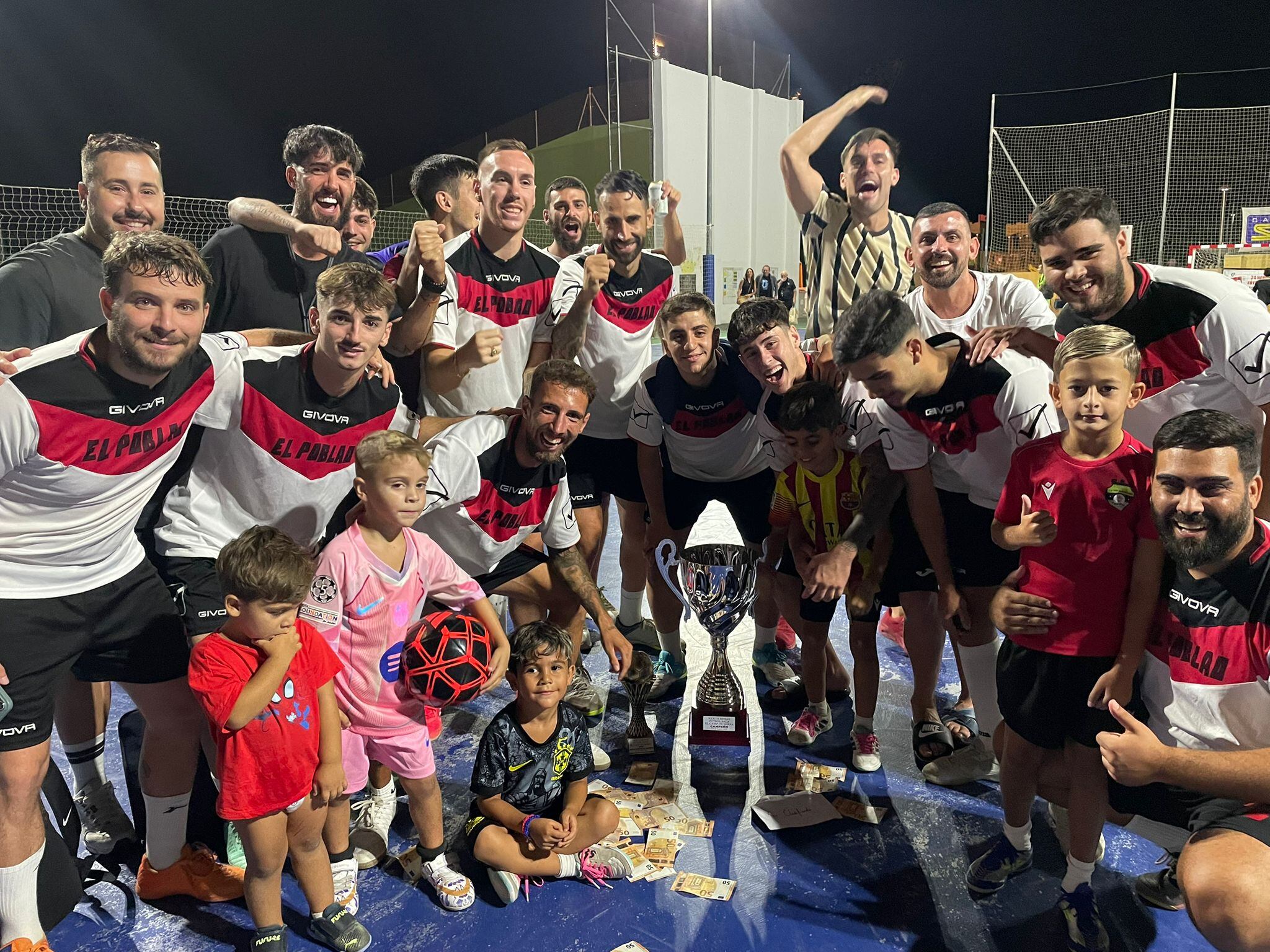 El equipo celebra la victoria