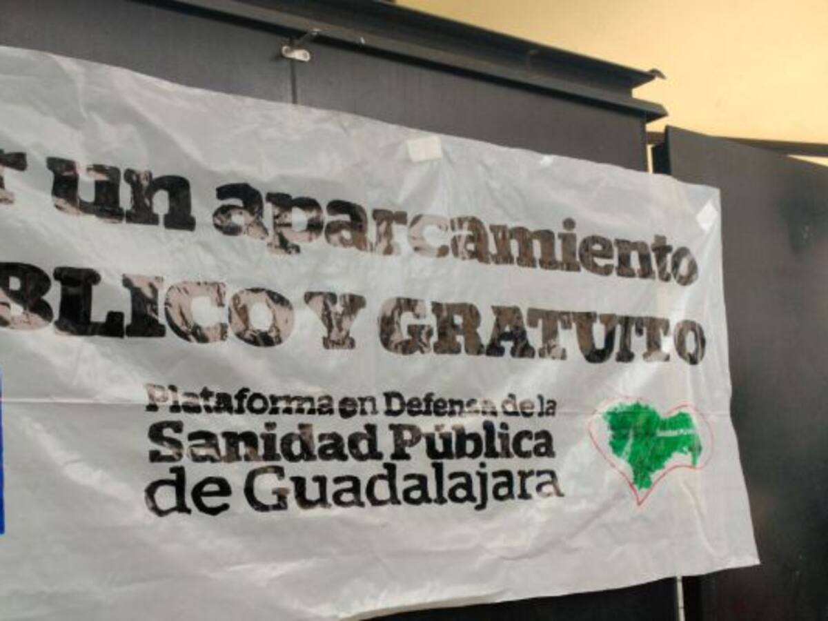 Concentración para pedir la gratuidad del nuevo aparcamiento del Hospital de Guadalajara