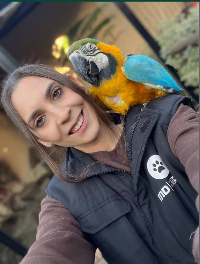 Mari Carmen Herrera con uno de sus loros