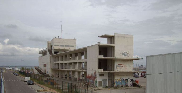 Imagen del edificio Ciudad del Mar, en Puerto América, sin uso desde 1992