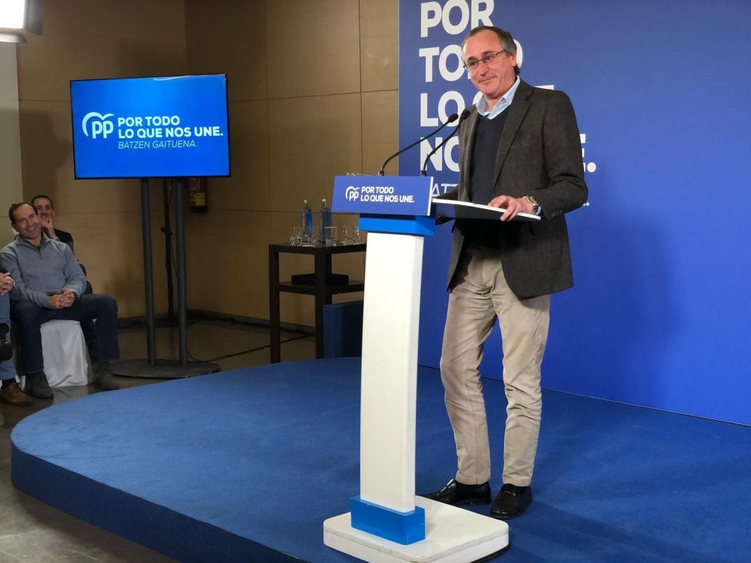 El presidente del PP vasco, Alfonso Alonso, durante su intervención en el mitin de cierre de campaña en Vitoria 
 