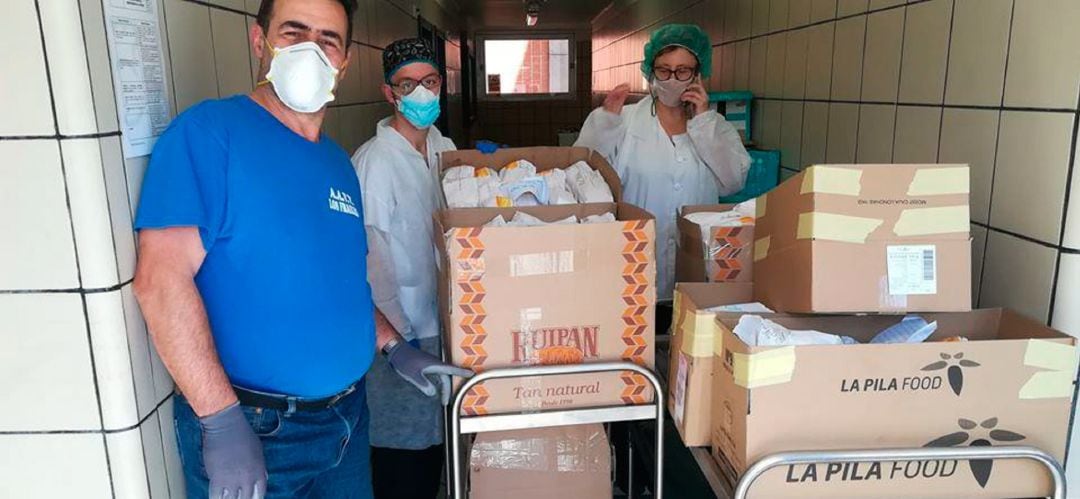 Voluntarios de Leganés están llevando cada día comida y bebida a los sanitarios del Hospital Severo Ochoa 