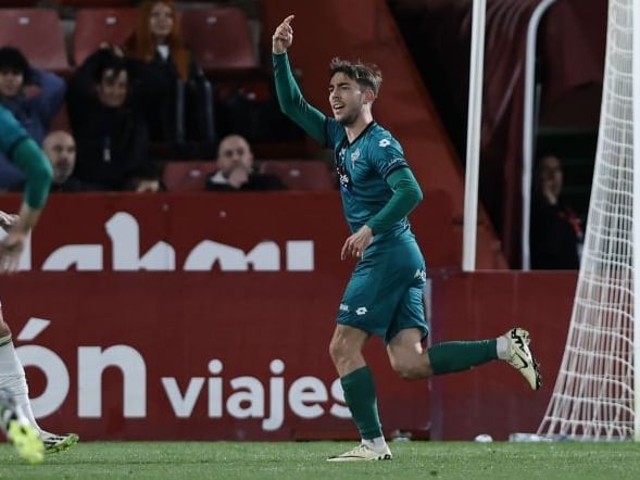 Iker Losada celebra su gol en el Carlos Belmonte en el Albacete-Racing (foto: LaLiga Hypermotion)