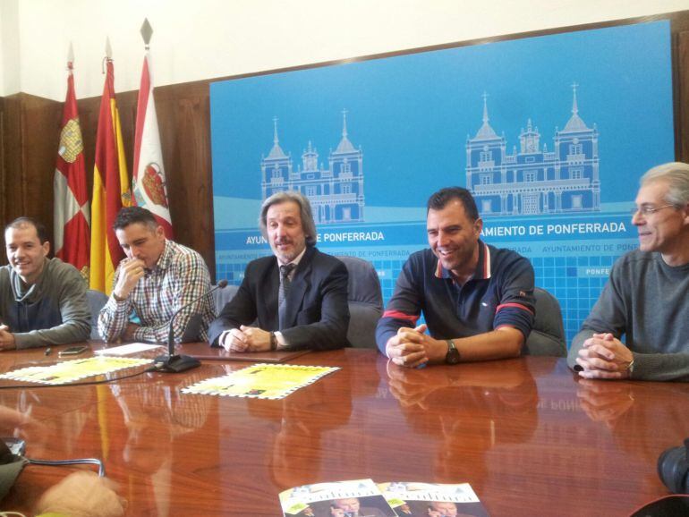 Responsables institucionales junto a los miembros del Banco de Alimentos y el Club de Ajedrez Temple