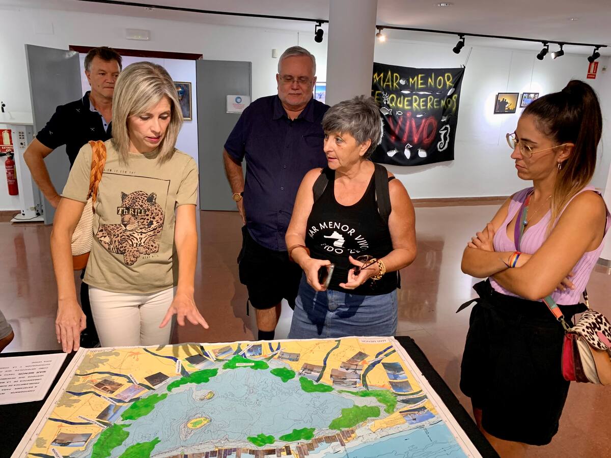 Colectivos por la defensa del Mar Menor piden que se institucionalice el 'Día Internacional del Abrazo'