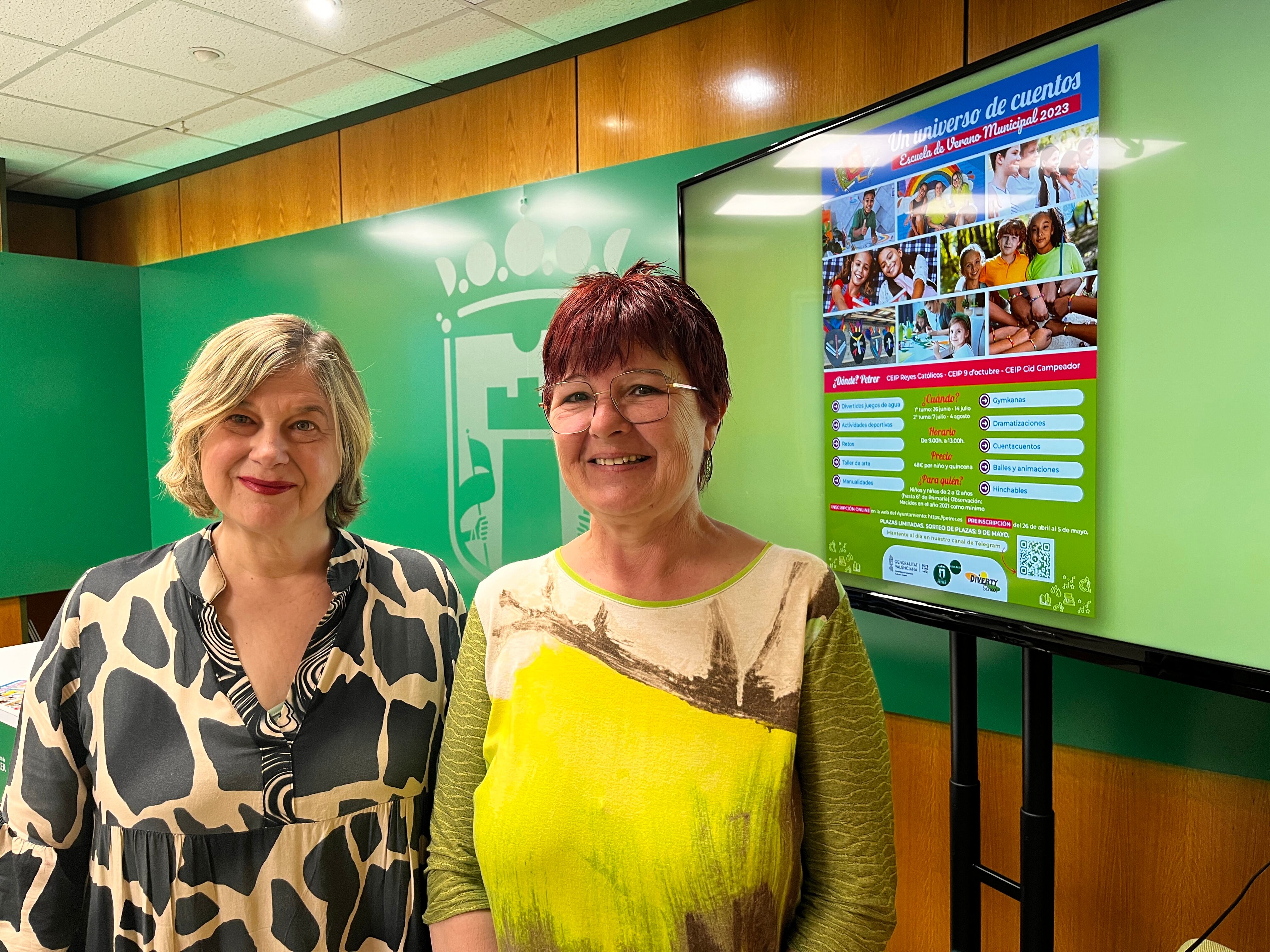 Sabina Sendra, concejala de Educación y Rosa Delegido, técnico de área, Petrer, presentan la Escuela de Verano