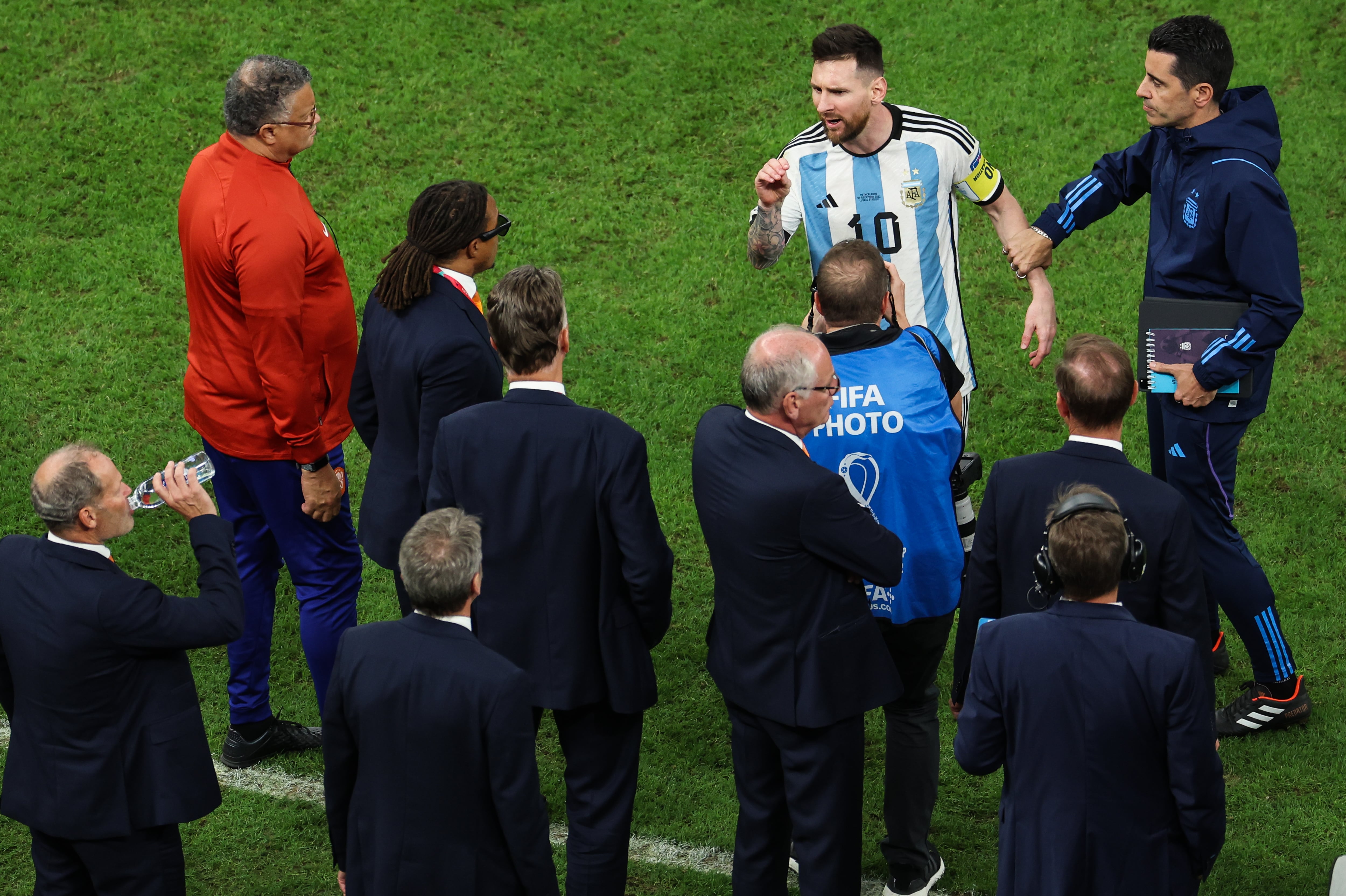 Lionel Messi se dirige a Louis van Gaal durante el partido del Mundial de Qatar que les enfrentó