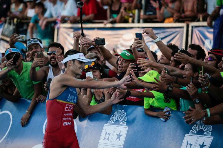 MEX47.COZUMEL (MÉXICO), 18-09-2016.-El español Mario Mola saluda al público hoy, domingo 18 de septiembre de 2016, al ganar la competencia del mundial de triatlón en la isla de Cozumel (México). Mola ganó hoy el título mundial de triatlón al entrar en qui