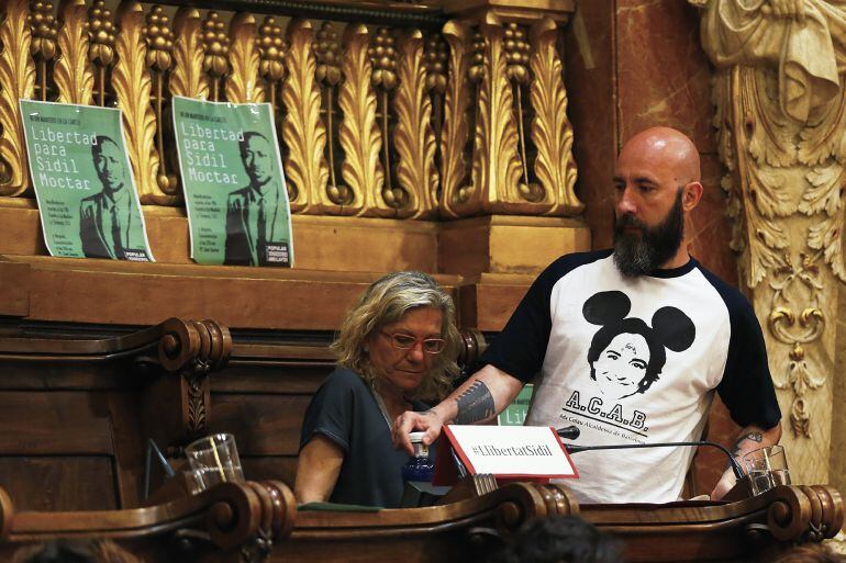 Els regidors de la CUP Josep Gargante i María José Lecha, durante el ple d'avui de l'Ajuntament de Barcelona