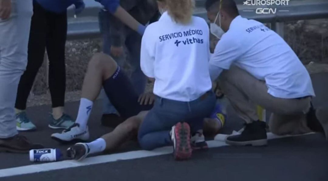 El equipo médico de Vithas atiende a un corredor en La Clásica.