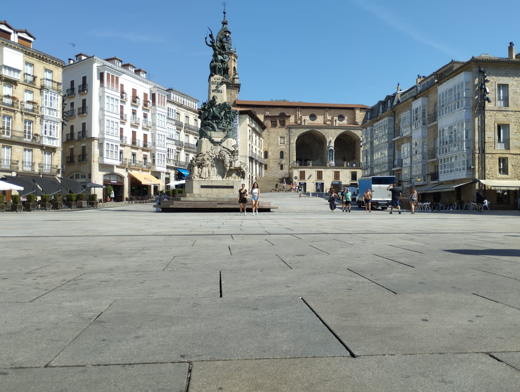 Plaza de la Virgen Blanca en agosto