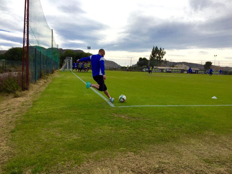 Chechu, jugador del Hércules CF, realiza un centro en un entrenamiento en las instalaciones de Fontcalent