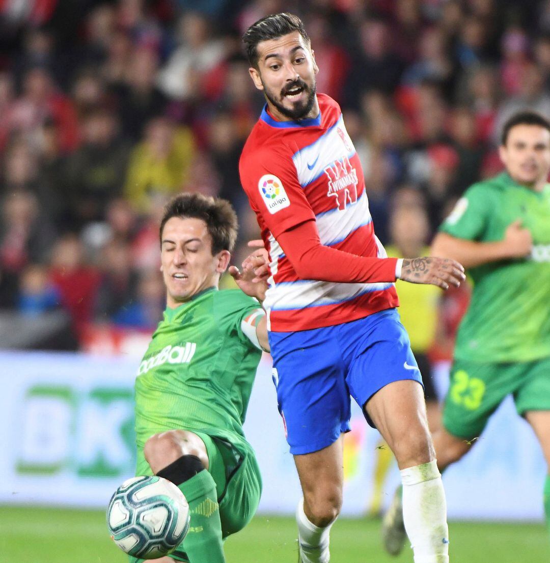 Oyarzabal roba un balón a Vadillo, autor del gol del Granada