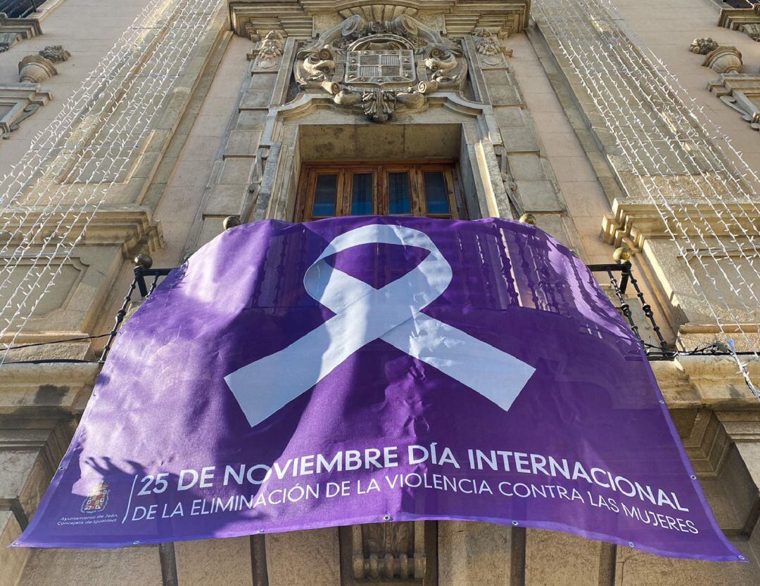 El Ayuntamiento de Jaén, al completo, rechazaba este martes por la mañana la violencia contra las mujeres pero sin la presencia de Vox