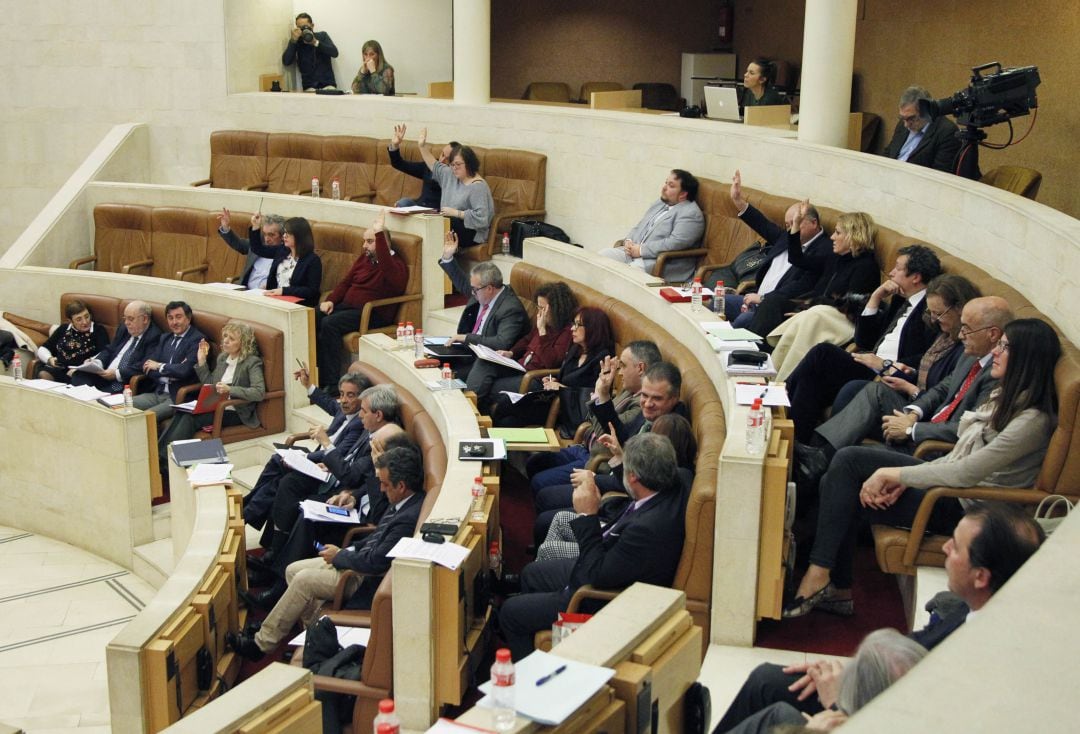 Imagen de archivo de un pleno en el Parlamento de Cantabria. 