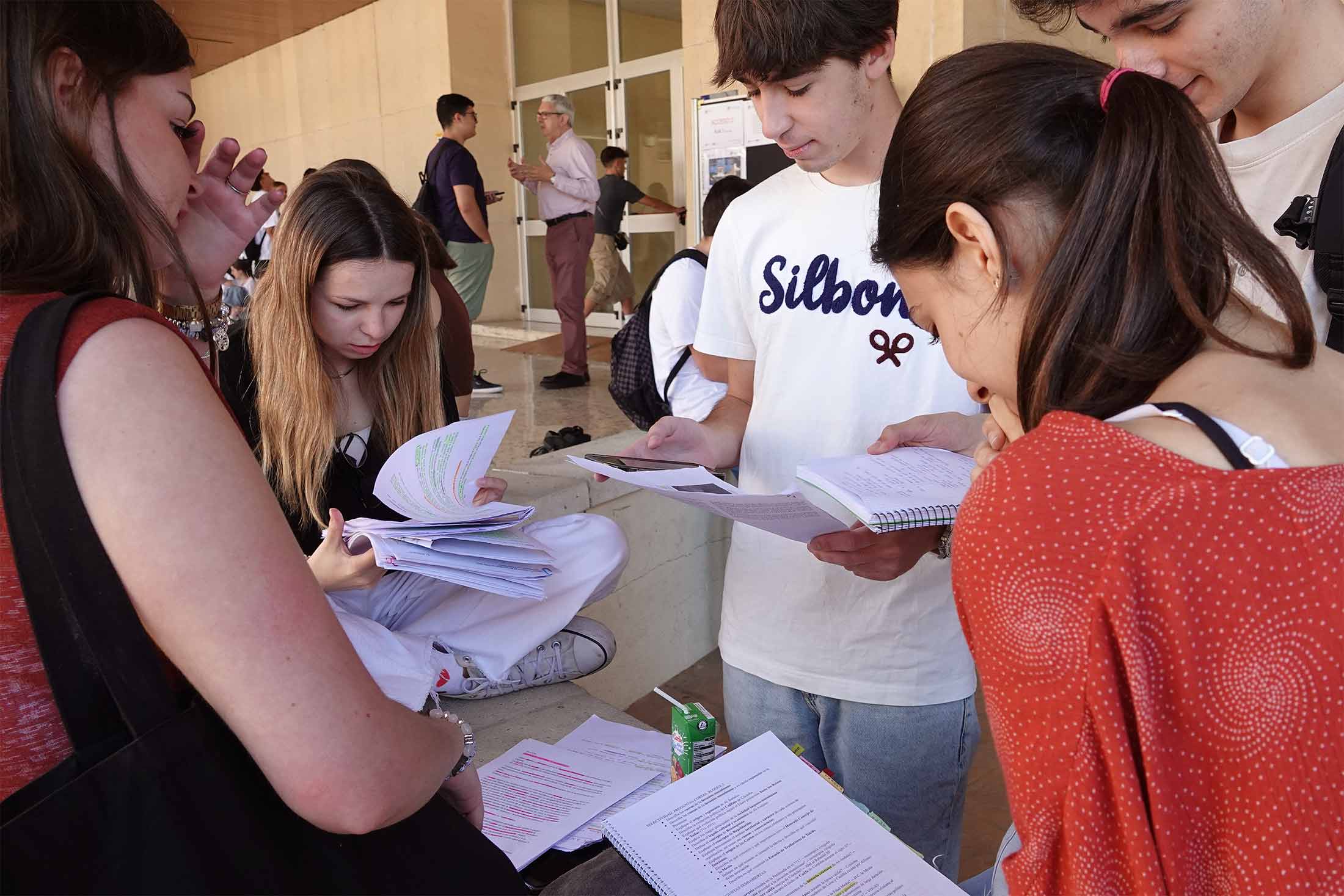 Alumnos repasando antes de entrar a la prueba de la PEvAU