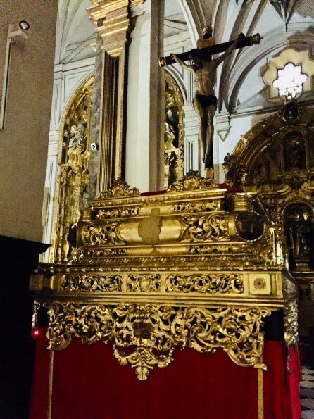 Majestuoso el paso de la Vera Cruz en la Iglesia de San Ildefonso