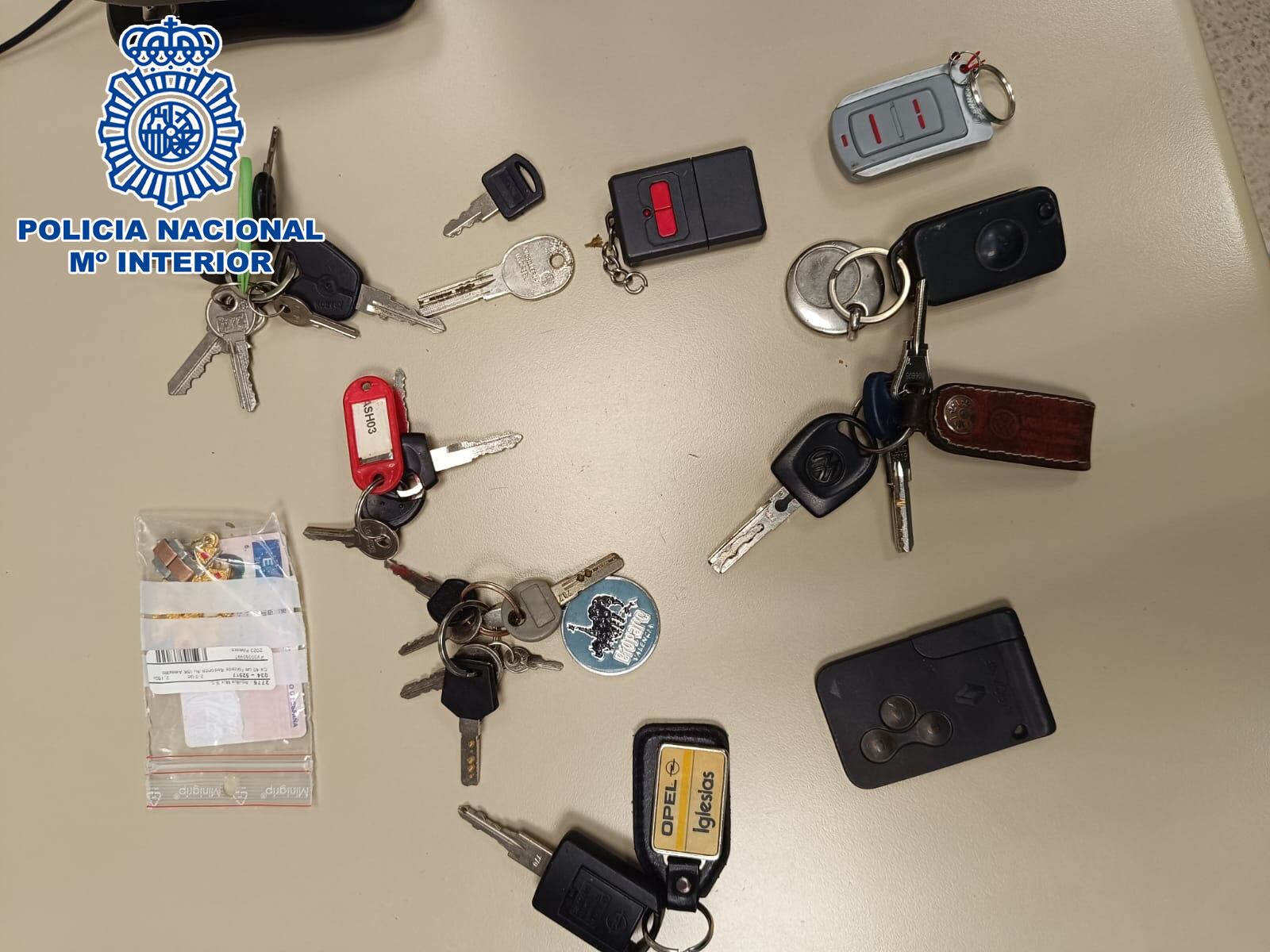 Llaves de coches robados encontradas al detenido