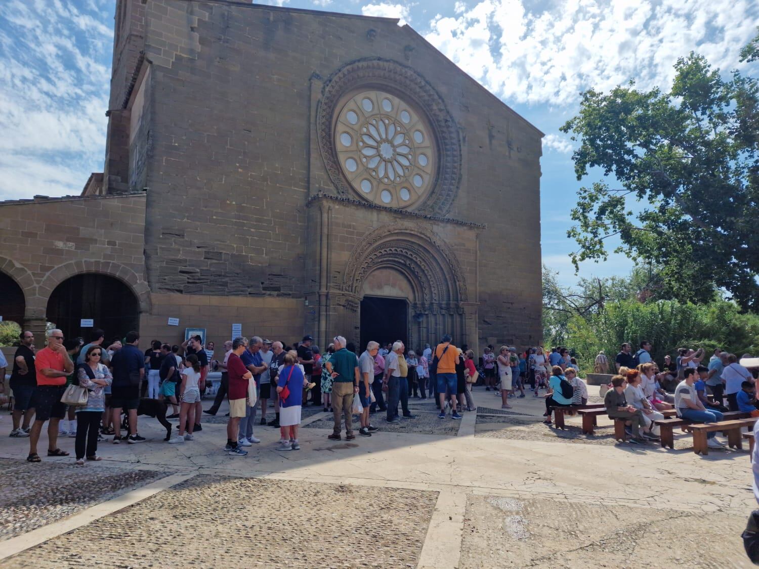 Ambiente en el exterior de la ermita en la Romería de Salas