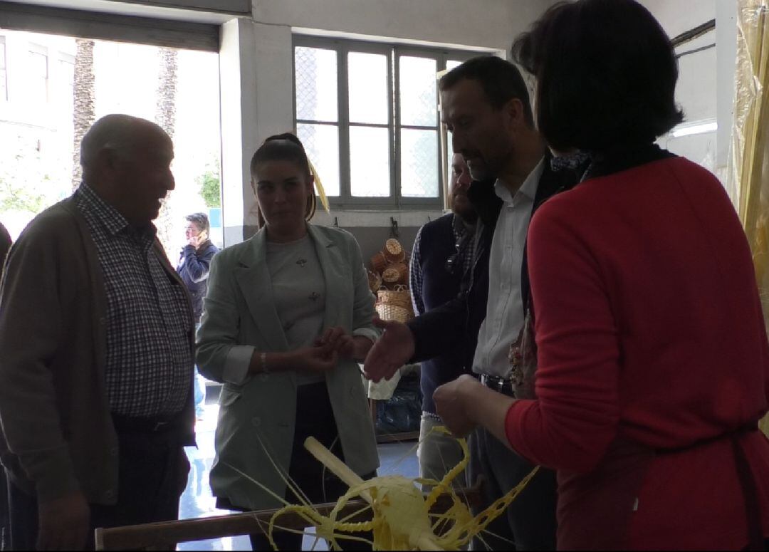Carlos González dialoga con Paco Serrano en su taller de Palma Blanca.