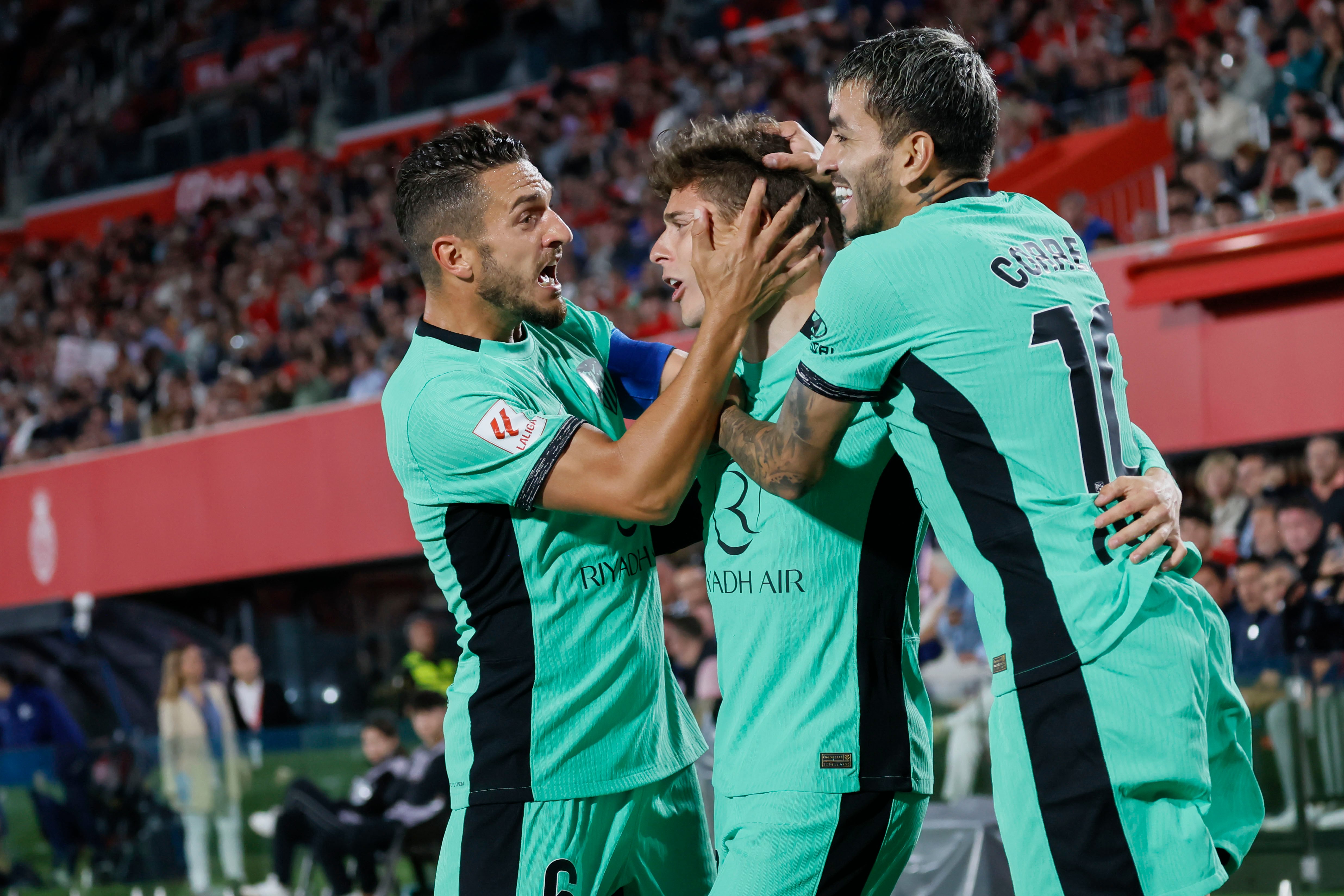 El centrocampista del Atlético de Madrid, Rodrigo Riquelme, celebra con sus compañeros el primer gol de su equipo durante el encuentro contra el Mallorca