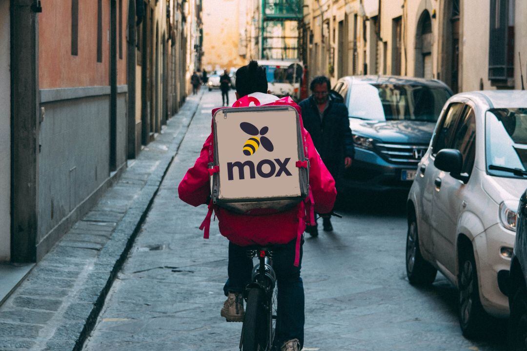 Repartidor de Mox en bicicleta trabajando