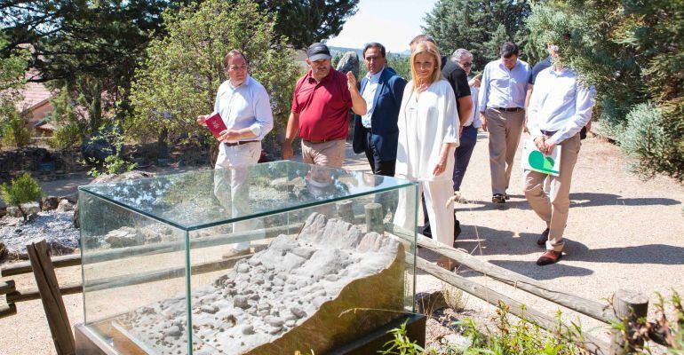 Cristina Cifuentes en la presentación de la guía de fácil lectura del Parque Nacional de Guadarrama