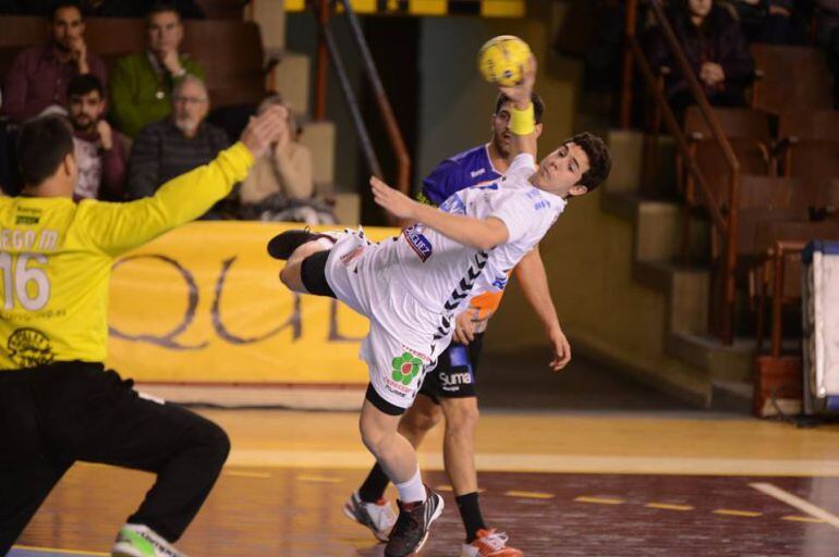 El canterano Jaime Fernández lanza desde el extremo en el partido de ida