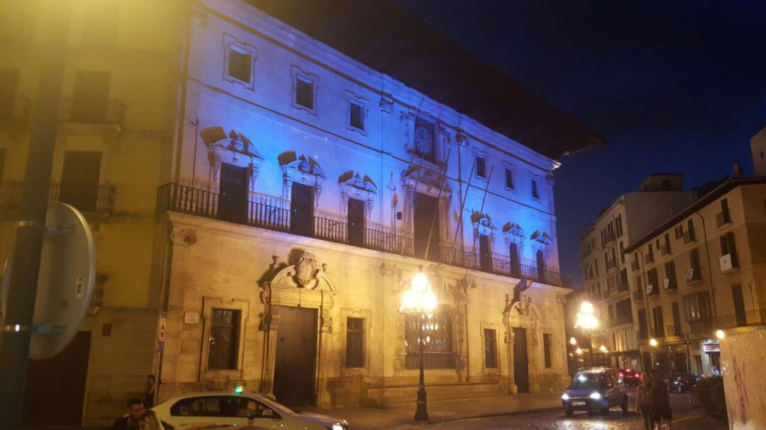 Fachada del Ayuntamiento de Palma iluminada de color azul.