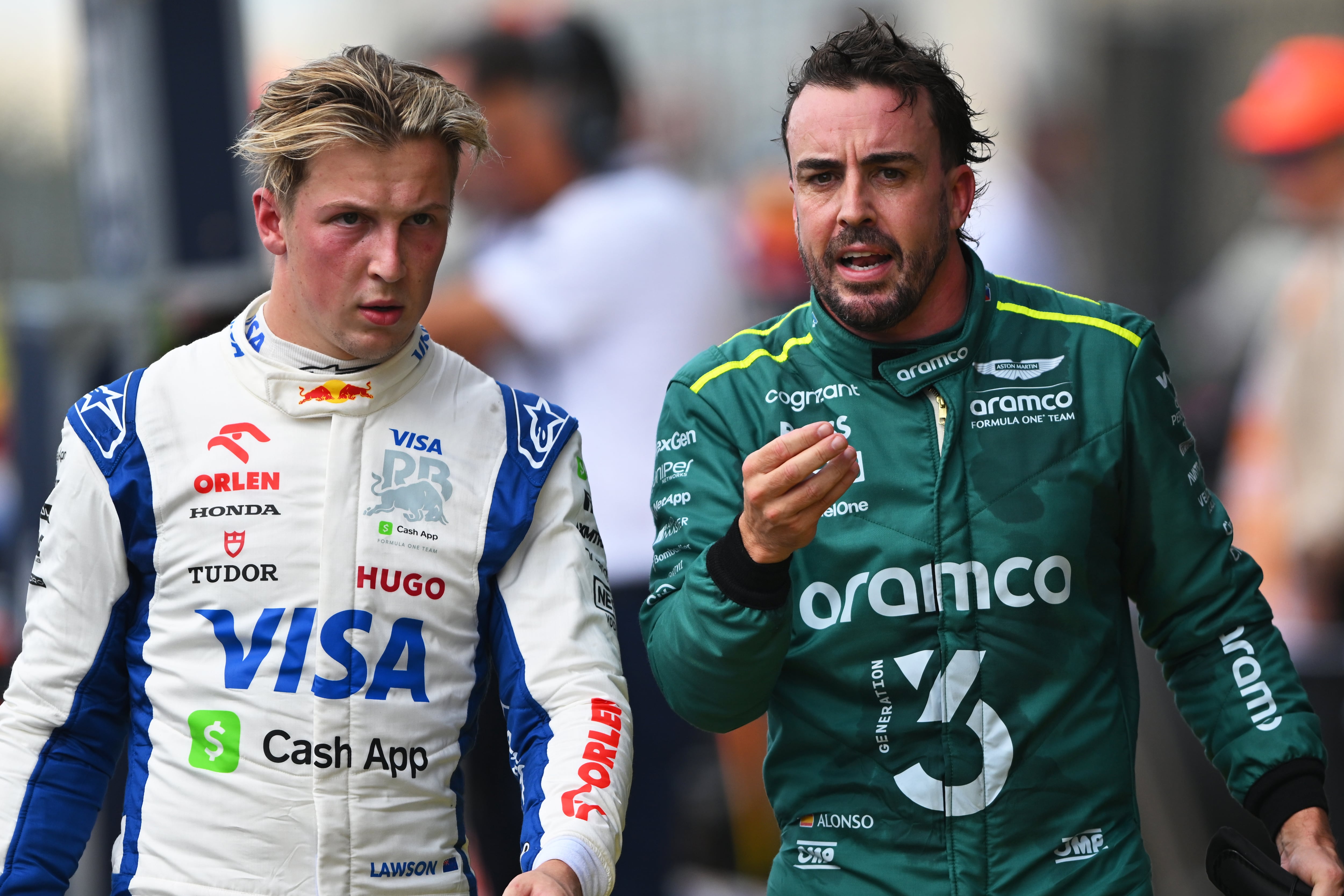 Liam Lawson hablando con Fernando Alonso durante el sprint del Gran Premio de EEUU