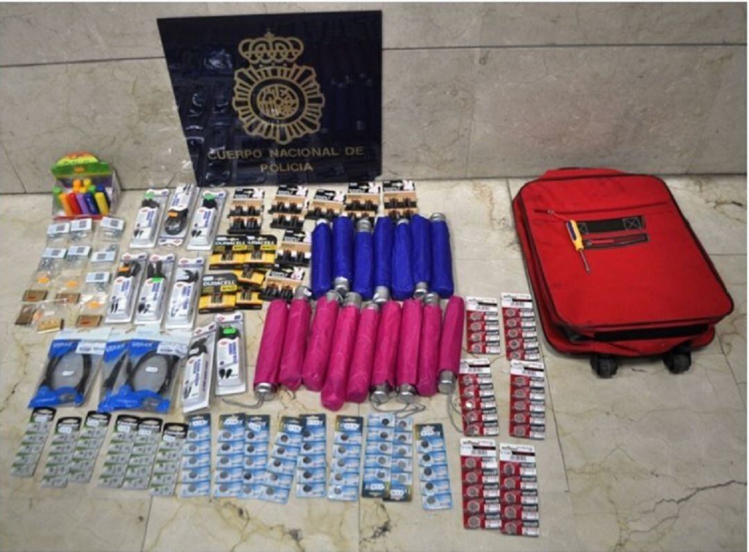 Incautación de productos robados en una tienda de Gijón