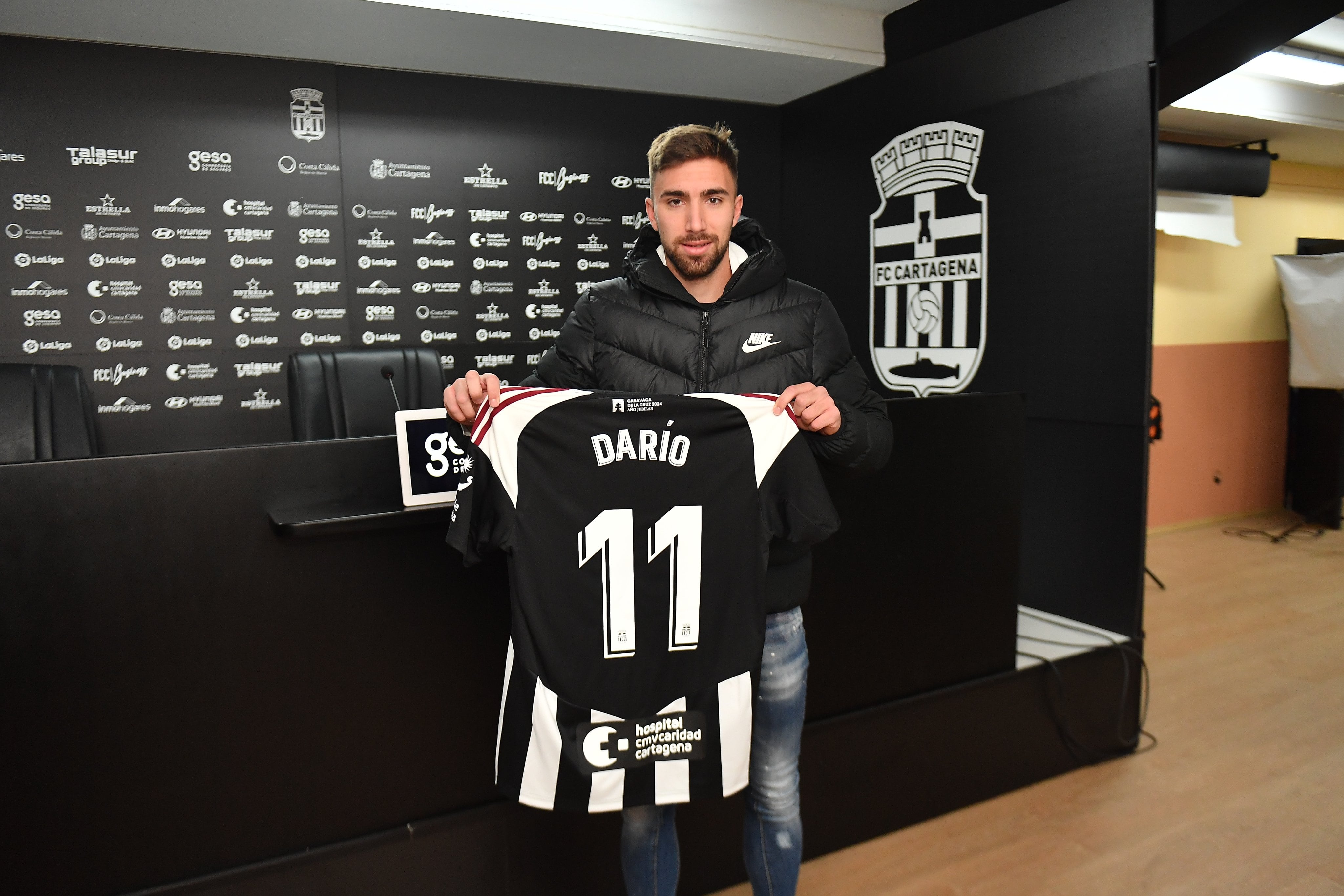 Darío Poveda posa con la camiseta del FC Cartagena