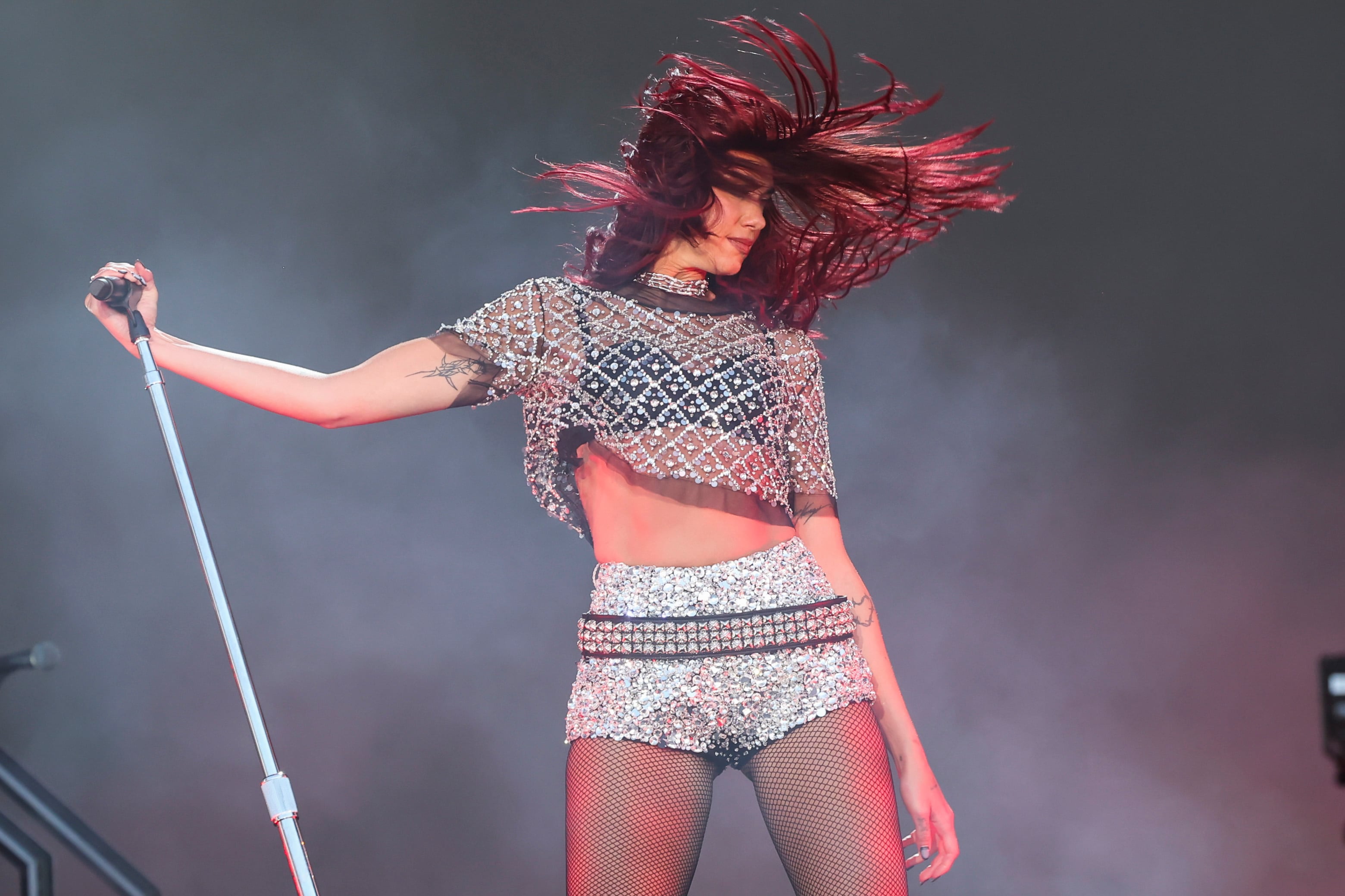 MADRID, 10/07/2024.- La cantante británica Dua Lipa durante su actuación hoy miércoles en el Festival Mad Cool que se celebra en Villaverde, Madrid. EFE/Kiko Huesca.
