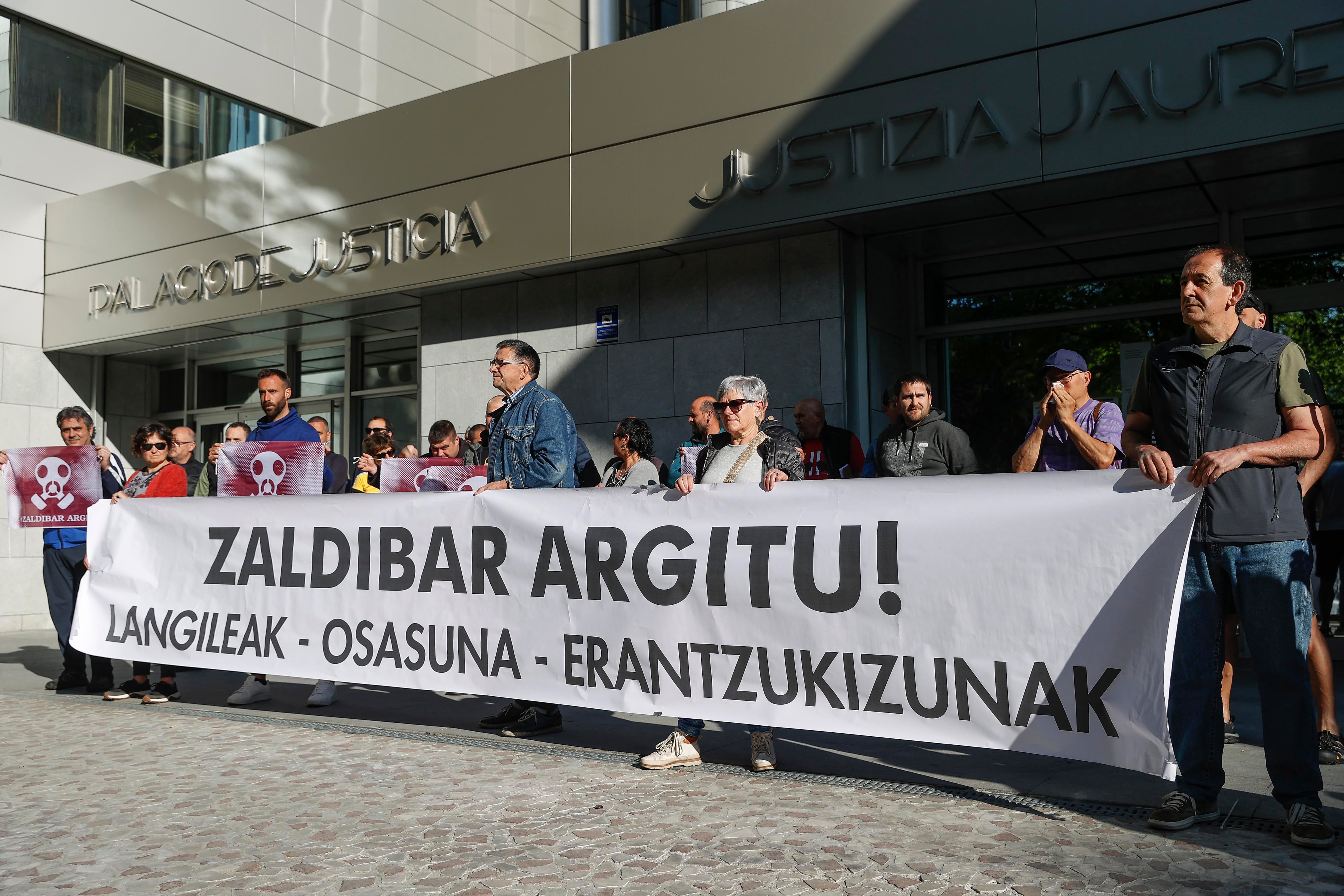 Integrantes de la plataforma Zaldibar Argitu se han concentrado este jueves frente a los juzgados de Durango (Bizkaia), donde debían declarar como investigados tres técnicos de Medio Ambiente del Gobierno Vasco en el caso judicial abierto por el derrumbe del vertedero de Zaldibar, declaración que finalmente se ha suspendido por la huelga de los funcionarios de Justicia del País Vasco.