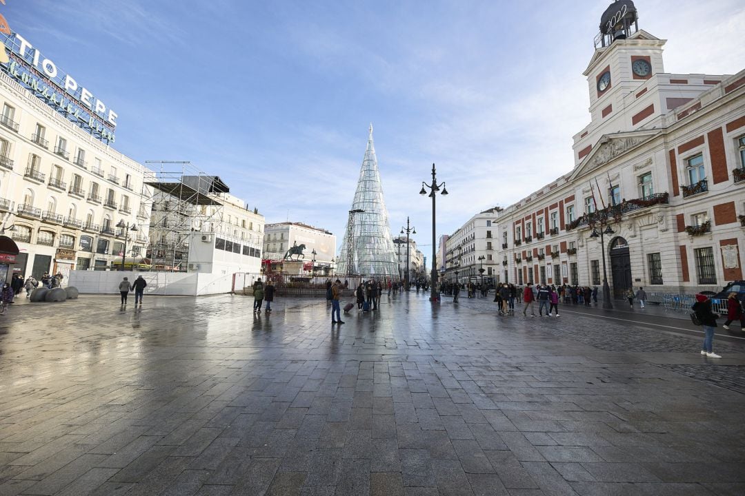 Transeúntes en la Puerta del Sol de Madrid en 2022, disfrutando del buen tiempo.