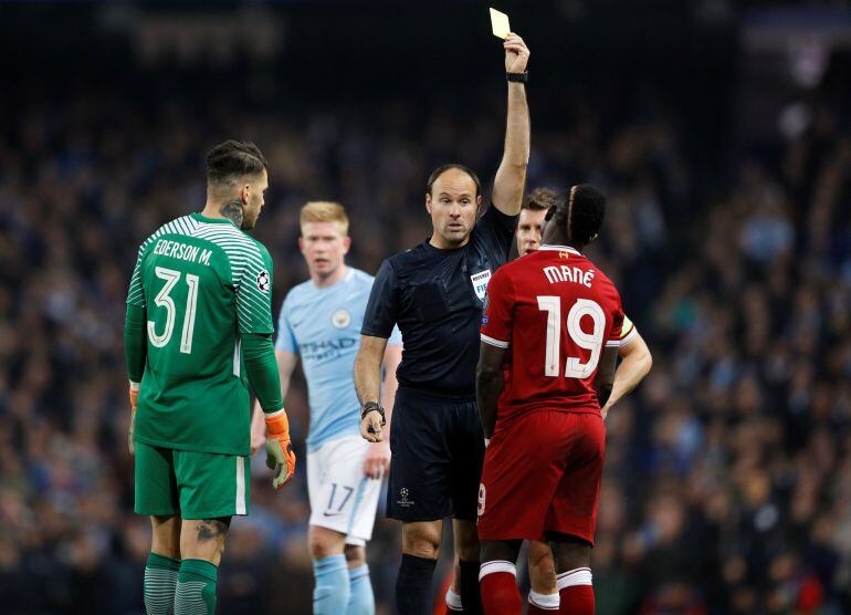 Mateu Lahoz amonesta a Mané por una dura entrada durante el partido. 