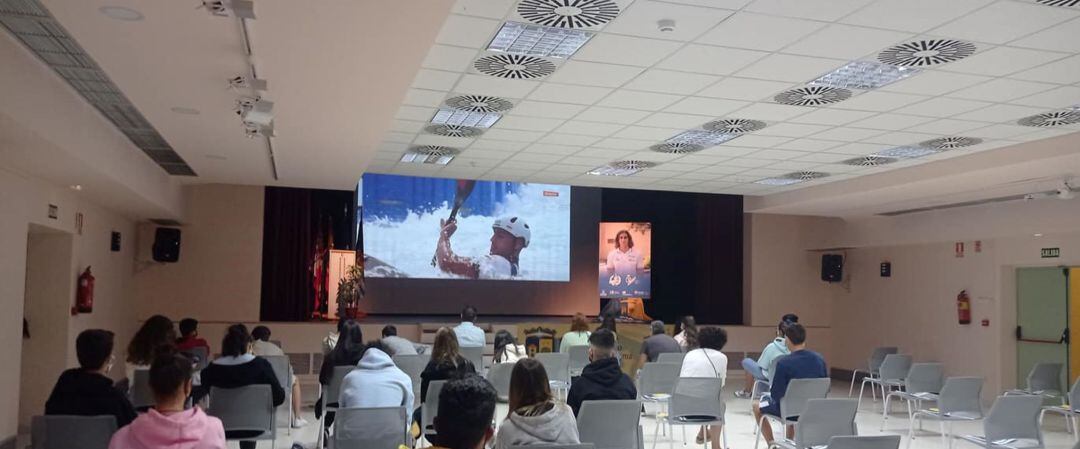 Aficionados viendo las semifinales del K-1 en el Ayuntamiento de Palazuelos de Eresma