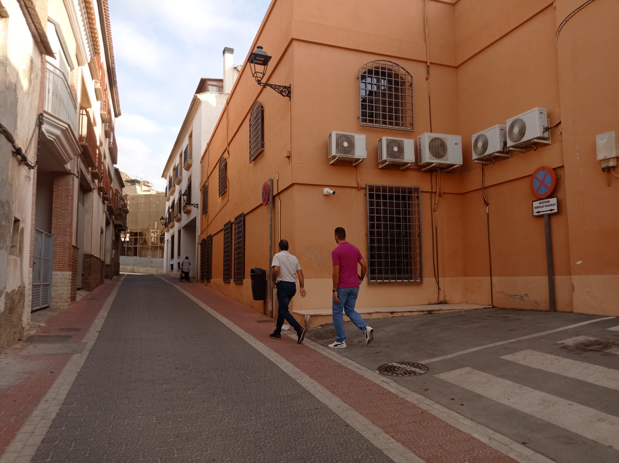 Uno de los investigados por el asalto al pleno del Ayuntamiento de Lorca sale de los juzgados