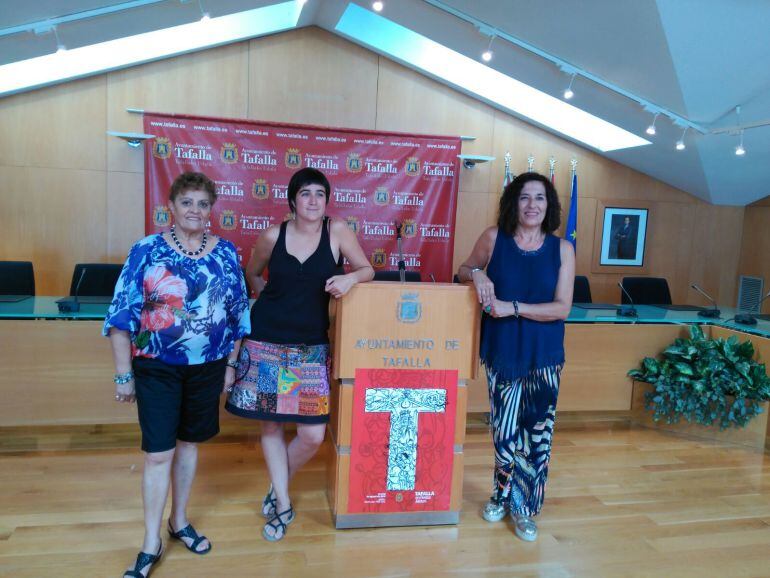 Albina Prieto, Haizea Lizarbe y Soko Ojer, concejalas de la comisión de festejos en la presentación del programa 2016