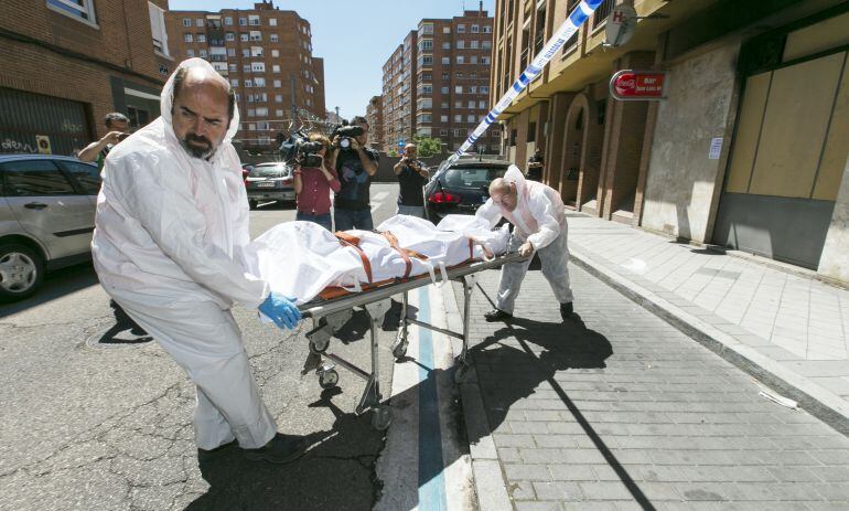 Retirada del cadáver de la víctima del crimen de la calle San Luis en junio de 2014