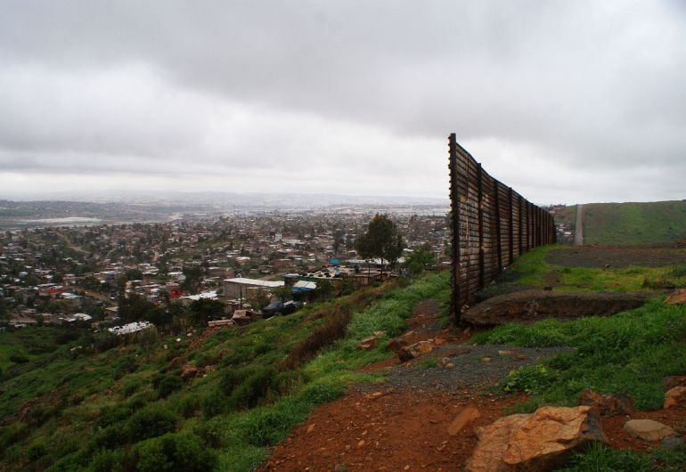 Fin del muro de lámina que separa al territorio mexicano (i) con el estadounidense (d), en el estado de Baja California 