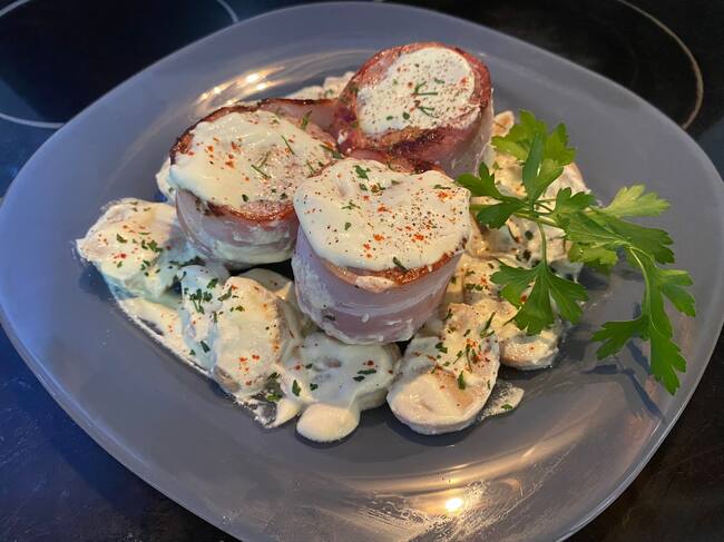 Solomillo con bacon y salsa de champiñones