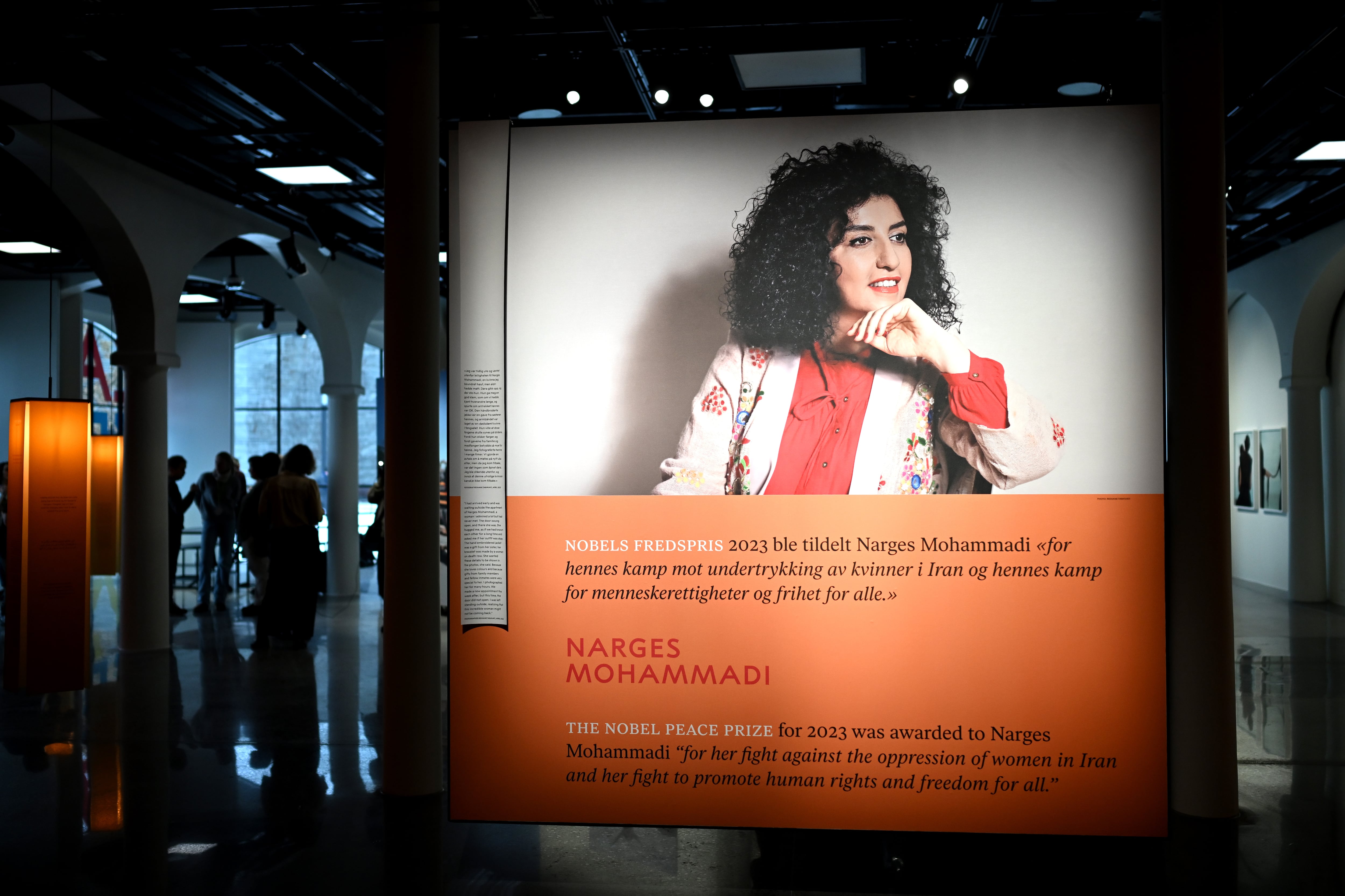 Un retrato de Narges Mohammadi en la exhibición de los Premios Nobel de la Paz en Oslo (Noruega)
