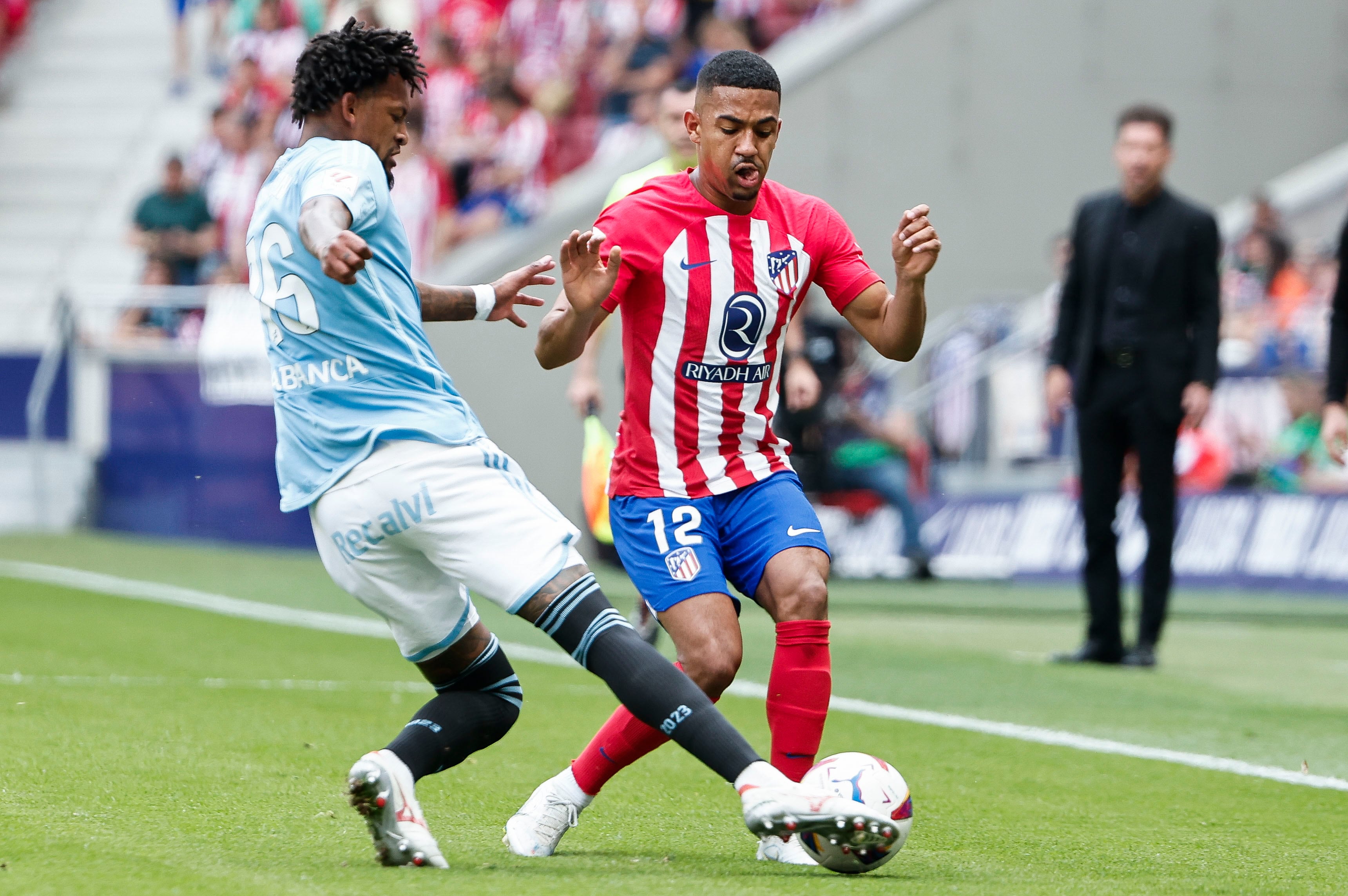 MADRID, 12/05/2024.- El delantero brasileño del Atlético de Madrid, Samuel Lino (d) pelea un balón con el defensa brasileño del Celta Jailson Marques durante el partido de LaLiga entre el Atlético de Madrid y el Celta, este domingo en el estadio Metropolitano. EFE/ Sergio Pérez
