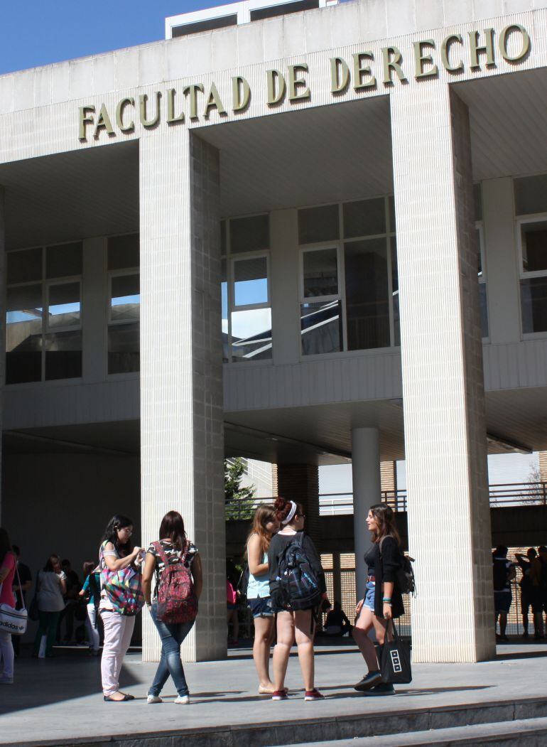 Futuros alumnos de la Universidad de Zaragoza antes de realizar las pruebas de selectividad. 